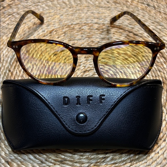 Diff Eyewear Accessories - Diff Eyewear Tortoise Shell Glasses with Golden Tint Lenses